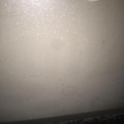 被追尾，漆掉了点。钣金有几个凹印。维修要多少钱？雷凌珍珠白