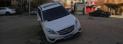 汽车一侧掉沟里托底了，前轮掉坑里悬挂会坏吗