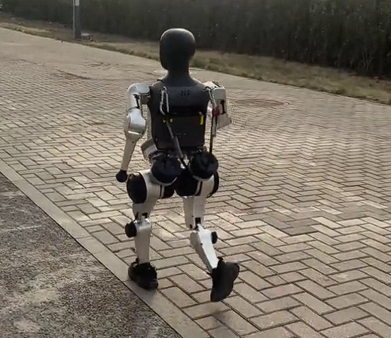 半马最独立的机器人诞生：不用人陪跑、靠自己完成反超