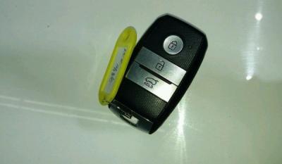 车没熄火自动上锁人在外面