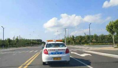 科三下雨自己打开雨刮器吗