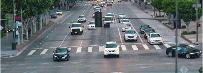 在没有红绿灯的十字路口谁先行？十字路口都是直行谁让谁