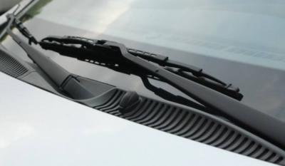 雨刮器刮玻璃有呱呱响怎么消除 对雨刷器进行更换（有效解决问题）