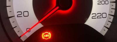 防抱死系统故障灯亮了，防抱死系统故障灯亮的解决方法