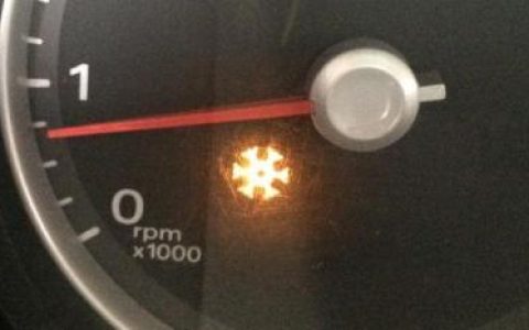 宝马三角形里面雪花警示灯