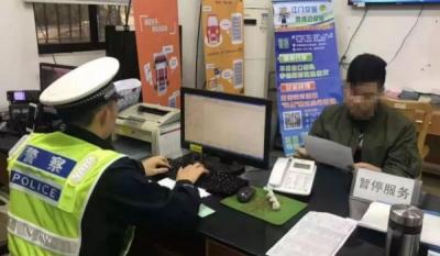 通过窄路窄桥时不得超过多少？