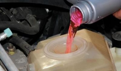 车上有个像方向盘一样灯亮了