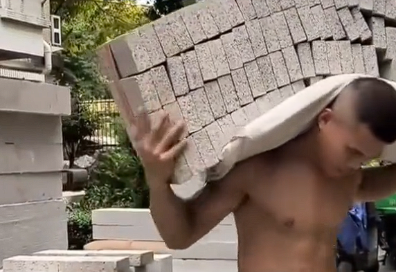 励志！男子不抽烟不喝酒搬砖9年攒200万：返乡盖新房买新车