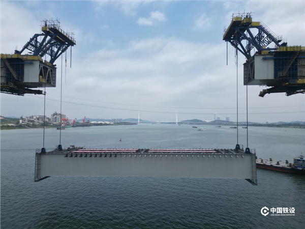 时速350公里世界之最：广湛高铁佛山特大桥跨西江桥合龙