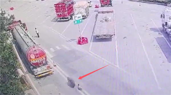 高速上一货车轮胎脱落滚进服务区撞人致死：官方通报已出