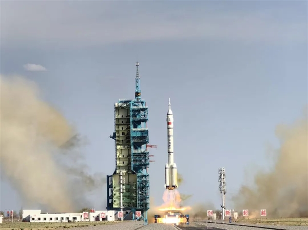 神舟二十号载人飞船发射：长征二号F火箭安全性高达0.99996！软硬件100％国产