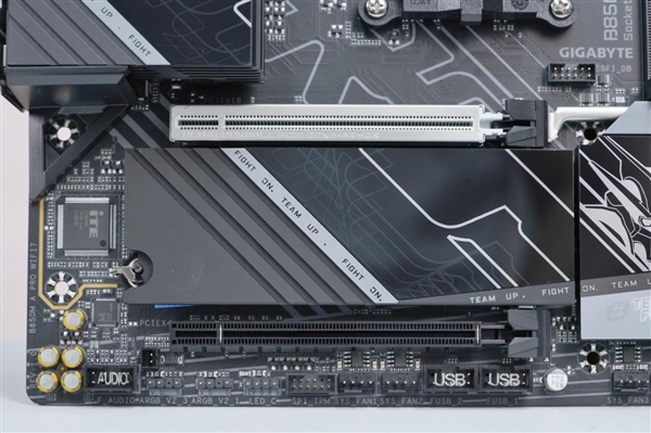 锐龙9000甜品座驾！技嘉B850M AORUS PRO WIFI7主板图赏
