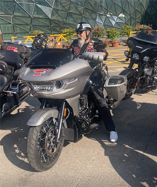 每年至少骑行上万公里：63岁机车网红张金成疑意外离世