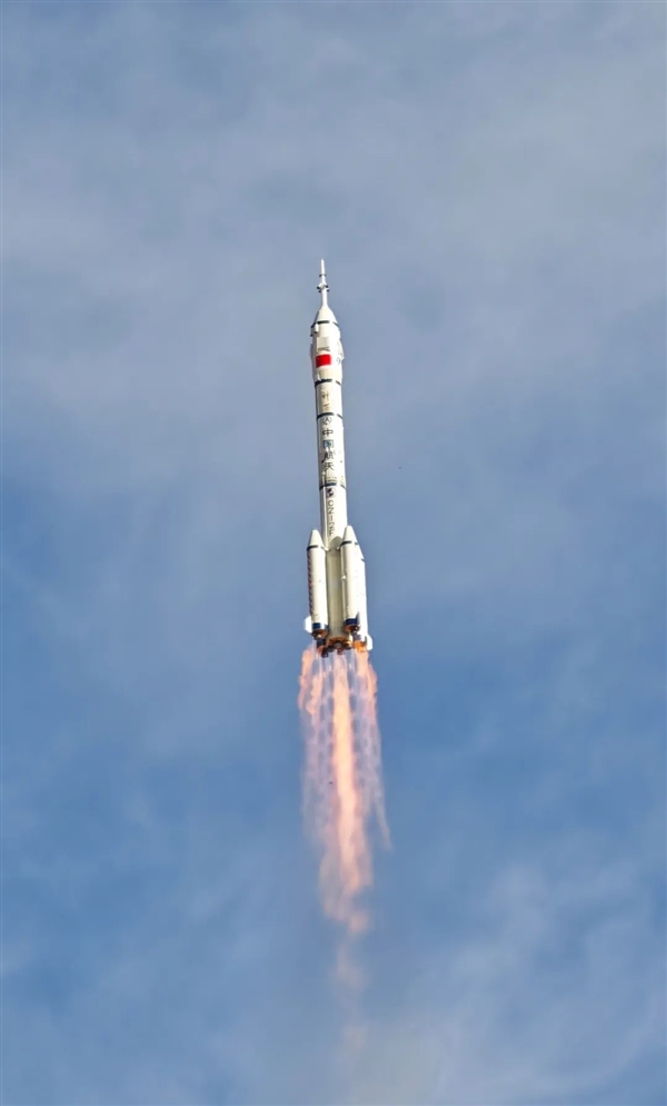 神舟二十号载人飞船发射：长征二号F火箭安全性高达0.99996！软硬件100％国产