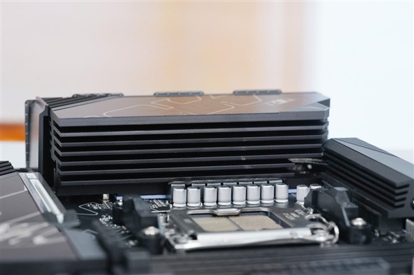 锐龙9000甜品座驾！技嘉B850M AORUS PRO WIFI7主板图赏