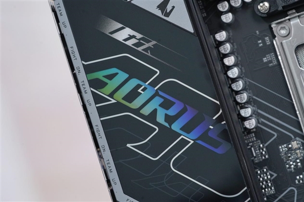 锐龙9000甜品座驾！技嘉B850M AORUS PRO WIFI7主板图赏