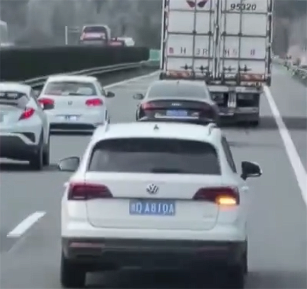 上海交警治理龟速车 专家给出建议：可分级处罚严查