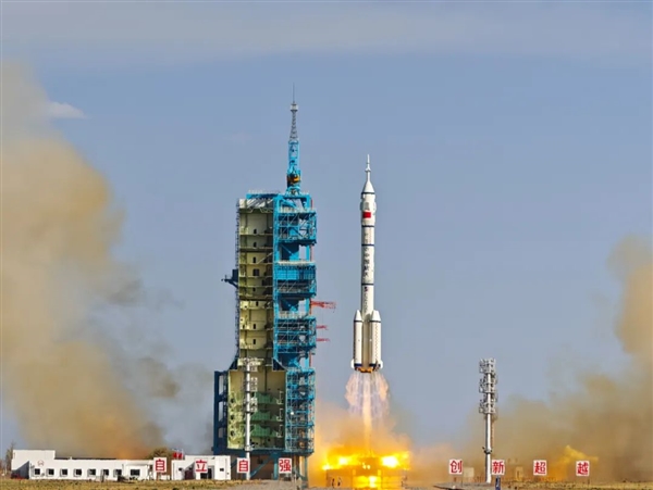 神舟二十号载人飞船发射：长征二号F火箭安全性高达0.99996！软硬件100％国产