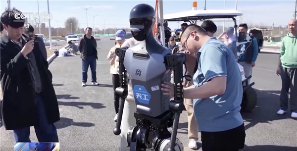 全球首场！人形机器人马拉松在北京开跑