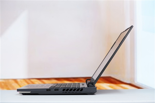 锐龙9 9955HX3D加持！ROG魔霸9笔记本图赏