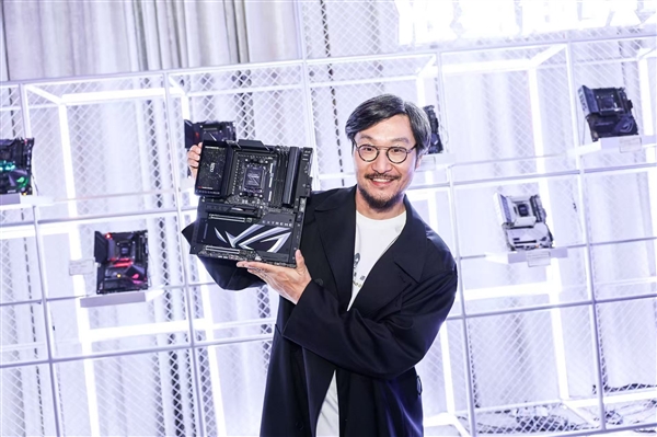 湘聚金字塔！华硕主板引爆ROG DAY 2025信仰狂欢