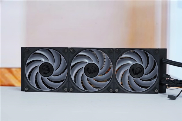 微星CORELIQUID A15 360一体式水冷散热器图赏