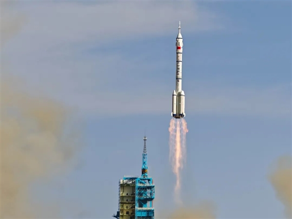 神舟二十号载人飞船发射：长征二号F火箭安全性高达0.99996！软硬件100％国产