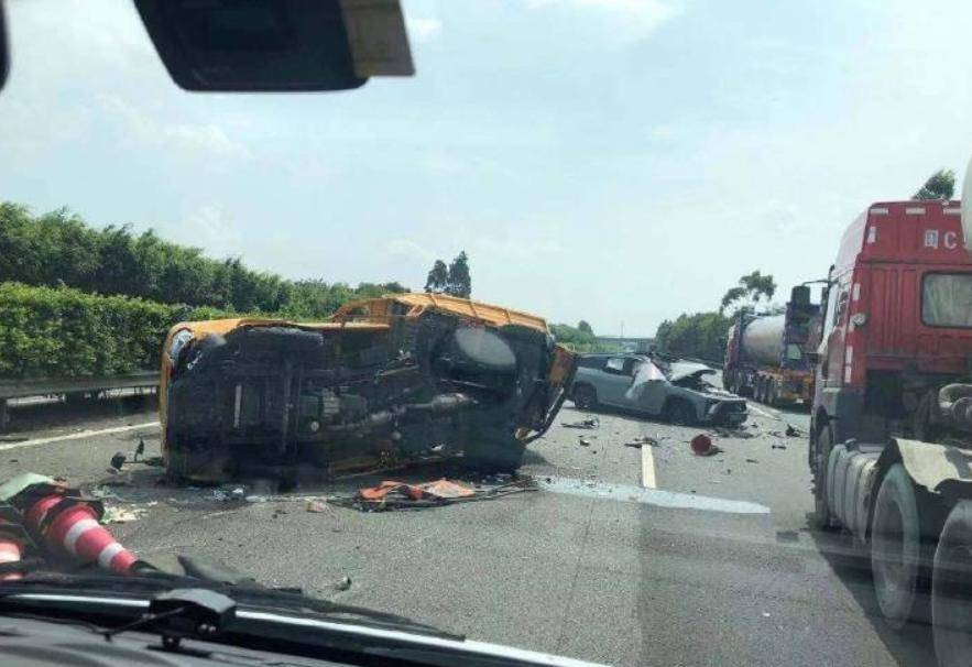 三名女大学生开小米SU7身亡背后：到底该如何看待这一事件