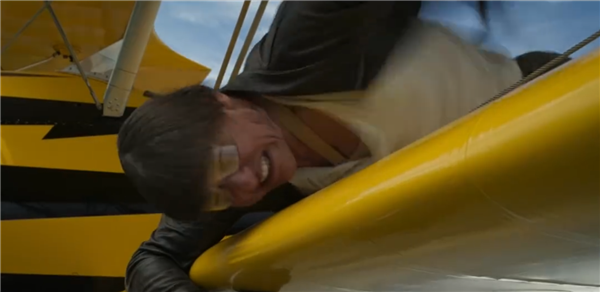 《碟中谍8》阿汤哥2400米高空扒机：225km/h狂风无法呼吸