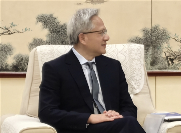 罕见穿西装打领带！黄仁勋现身北京：宣布NVIDIA来中国30年重要决定