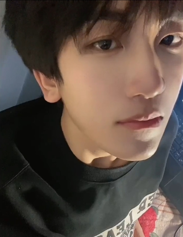 400万粉丝数学网红博主汤匙上岸北大 女友是网红Coser 抖音副总裁：恭喜