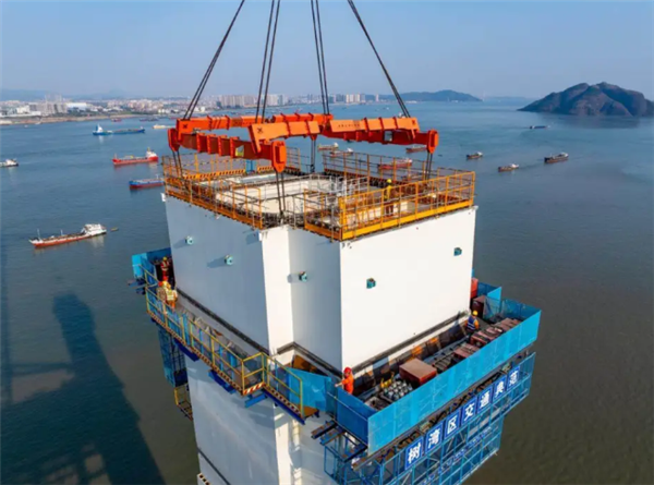 世界最高双层悬索桥索塔突破100米：双层16车道设计