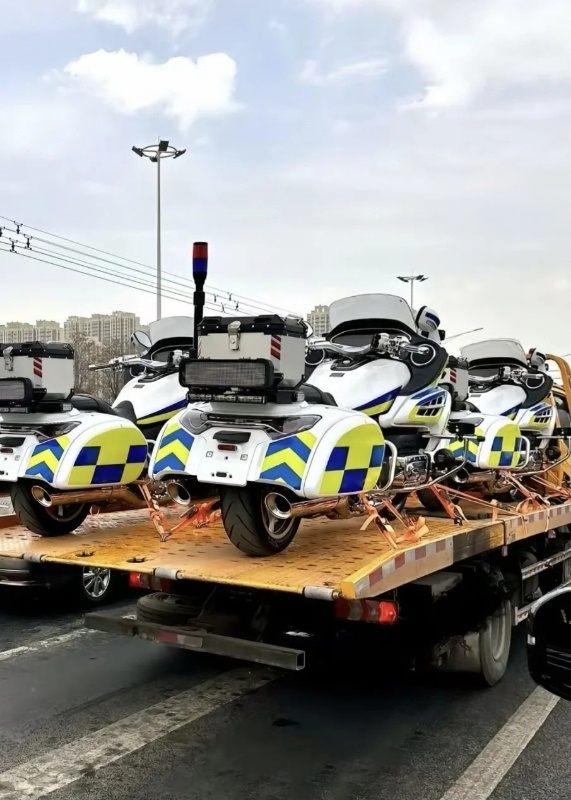 警用涂装帅爆！长城八缸灵魂摩托“入编”了