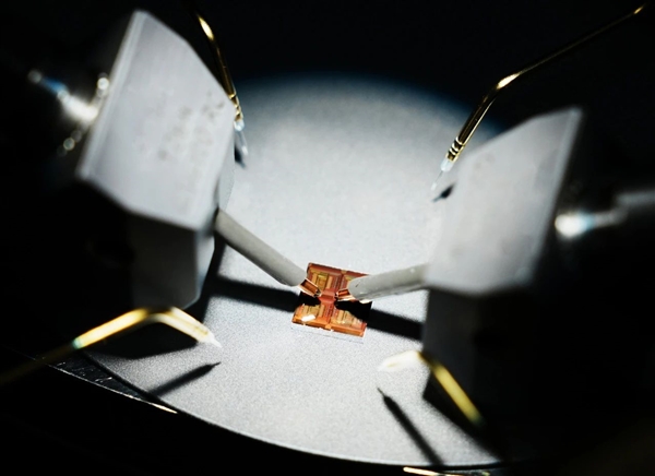 史上最快存储速度！复旦大学研制出超高速闪存：未来电脑将不存在内外存概念