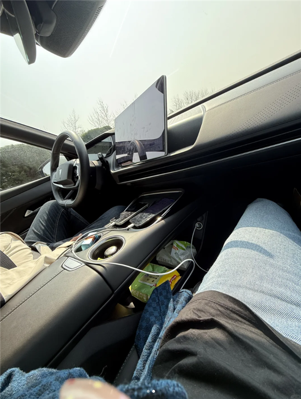 顺风车高速上开智驾后剪指甲、抽烟 乘客投诉后司机被封号