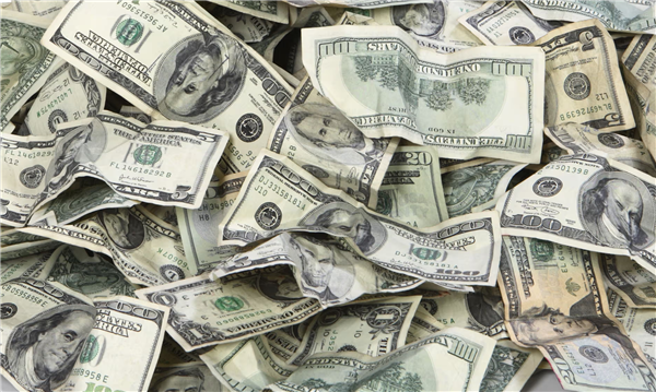 美国一运钞车掉落30万现金：50多名路人现场捡钱瓜分