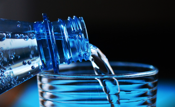 女子3小时内喝八杯水中毒进ICU：照着网上视频喝水养生