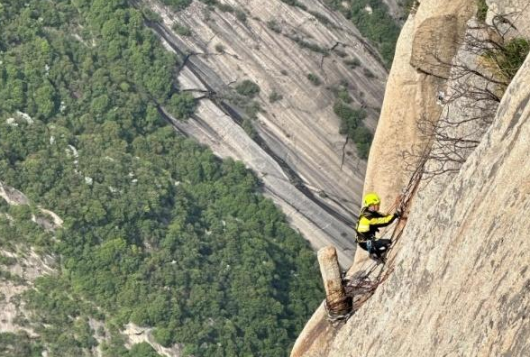 海拔2160米！华山长空栈道更换钢索安全升级