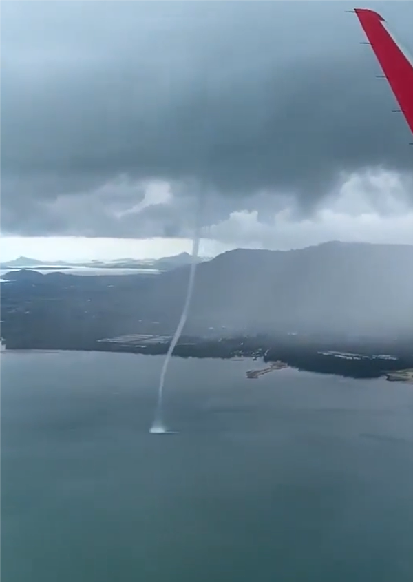 放到古代很难解释！游客坐飞机途中拍到龙吸水：宛如巨龙腾空