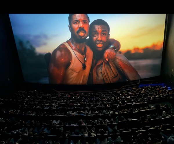 华纳包揽北美票房冠亚军