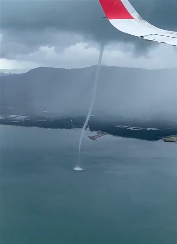 放到古代很难解释！游客坐飞机途中拍到龙吸水：宛如巨龙腾空
