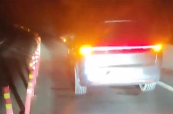 男子酒后开自动驾驶上高速呼呼大睡：吊销驾照、承担刑责