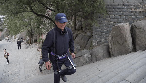 爬泰山爬到怀疑人生 这回有救了！