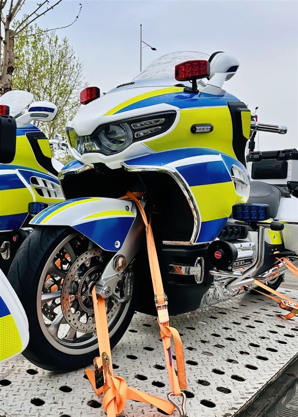 警用涂装帅爆！长城八缸灵魂摩托“入编”了