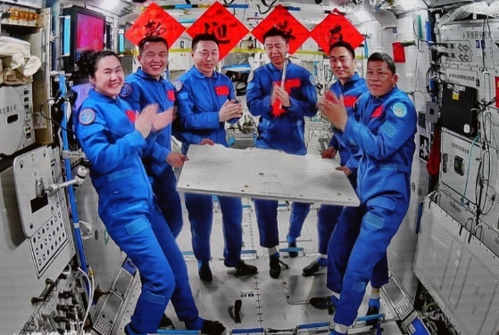 中国航天员完成在轨交接 神十九乘组将于4月29日返回地球