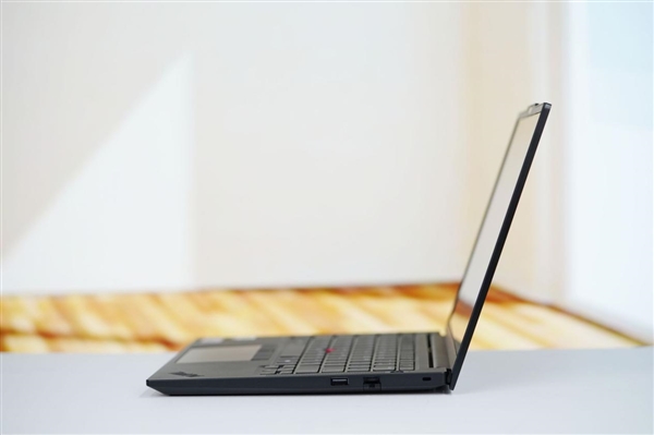 经典小红帽设计！联想ThinkPad E14 2025图赏