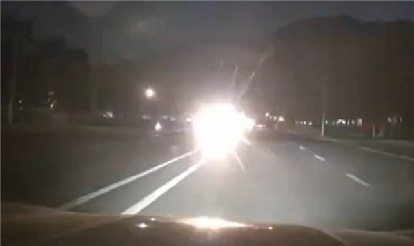 狠人！英菲尼迪车主被对面远光灯频闪：直接撞了上去