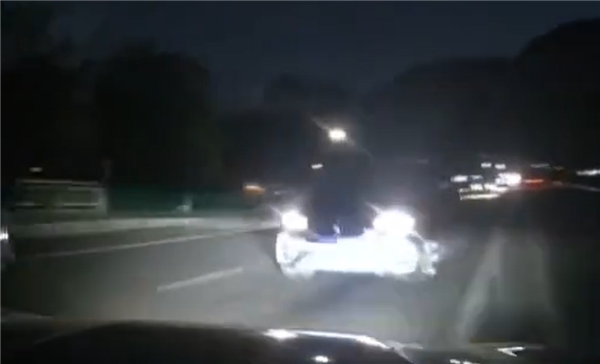 狠人！英菲尼迪车主被对面远光灯频闪：直接撞了上去