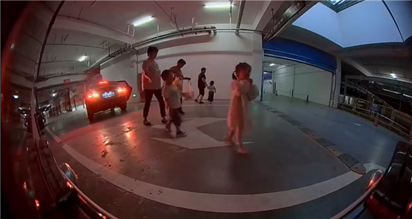 理想L6停车位上两次被撞 哨兵模式拍下全过程：能把人气笑