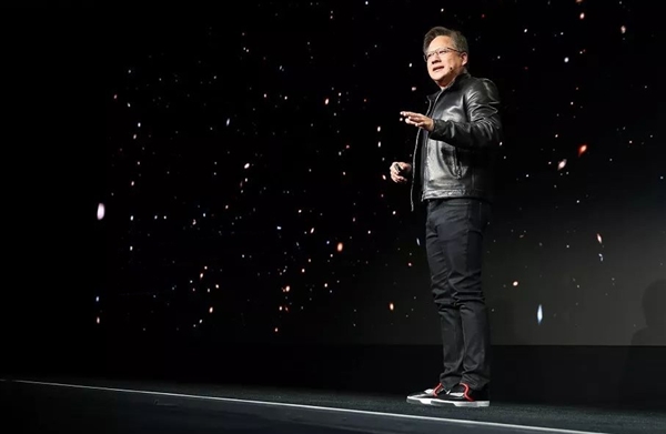 黄仁勋自曝“非常痛苦”！H20禁令让NVIDIA少赚150亿美元 助推华为崛起
